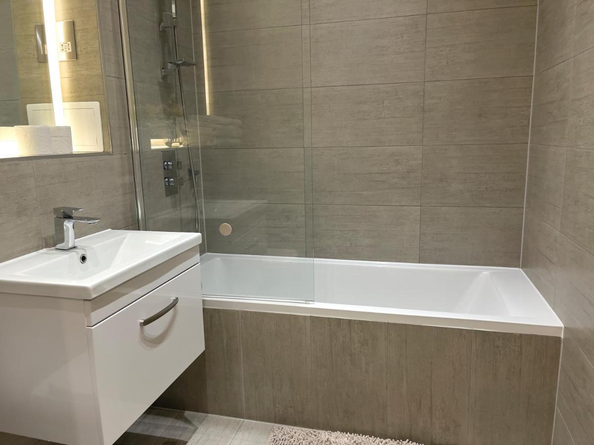 Lovely 2 Double Bedroom Flat With Free Parking - At The Atrium Mk Milton Keynes Dış mekan fotoğraf