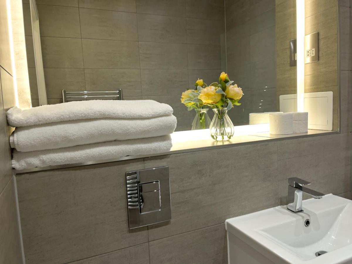 Lovely 2 Double Bedroom Flat With Free Parking - At The Atrium Mk Milton Keynes Dış mekan fotoğraf